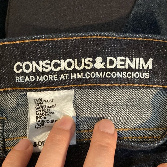 H&M & denim dark blue women's jeans with a distressed look on the front. - Picture 6 of 7